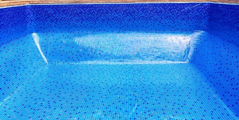 image of an empty vinyl liner pool with blue patterned lining